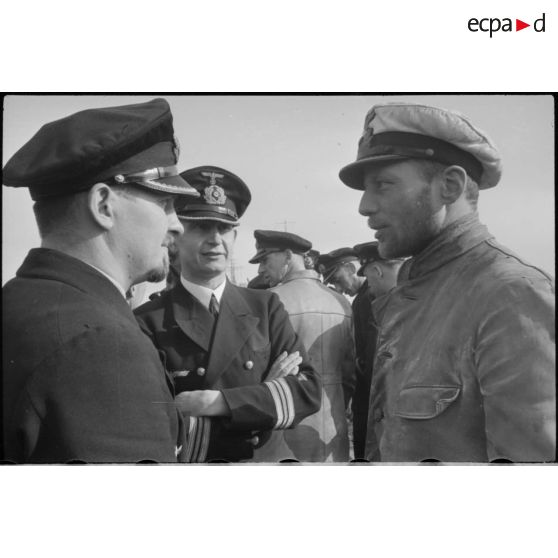 Sur le quai du port de Wilhelmshaven, le Kapitänleutnant Otto Schuhart, commandant du sous-marin U-29 de retour de croisière en compagnie d'autres officiers sous-mariniers.