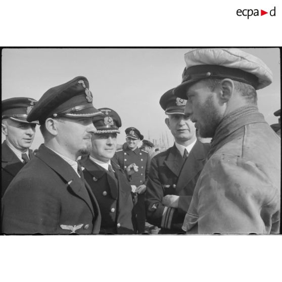 Sur le quai du port de Wilhelmshaven, le Kapitänleutnant Otto Schuhart, commandant du sous-marin U-29 de retour de croisière en compagnie d'autres officiers sous-mariniers.