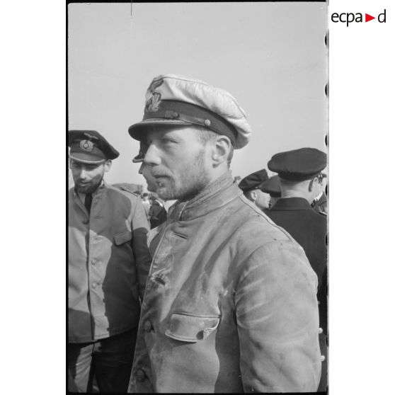 Sur le quai du port de Wilhelmshaven, le Kapitänleutnant Otto Schuhart, commandant du sous-marin U-29 de retour de croisière en compagnie d'autres officiers sous-mariniers.