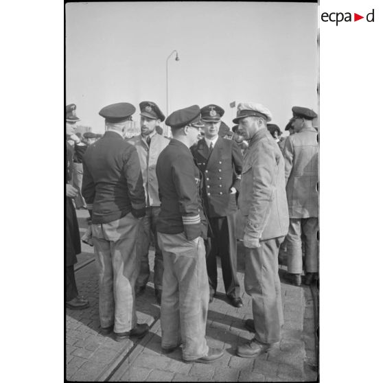 Sur le quai du port de Wilhelmshaven, le Kapitänleutnant Otto Schuhart, commandant du sous-marin U-29 de retour de croisière en compagnie d'autres officiers sous-mariniers.