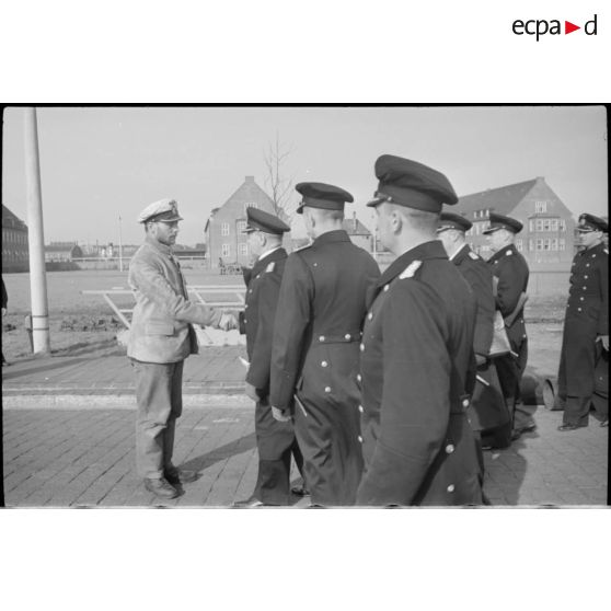 Rencontre du commandant du sous-marin U-29, le Kapitänleutnant Otto Schuhart avec les amiraux de la Kriegsmarine Raeder et Doenitz.