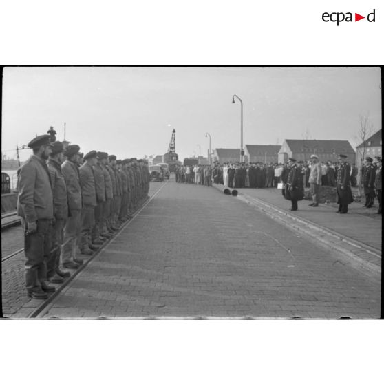 Discours des amiraux Raeder et Doenitz à l'équipage de l'U-29 peu après le retour du sous-marin au port de Wilhelmhaven.