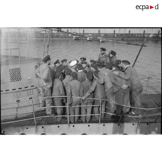 A Wilhelmshaven, l'équipage du sous-marin U-29 sur le pont du sous-marin.