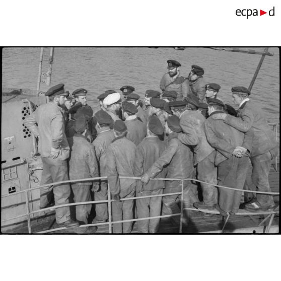 A Wilhelmshaven, l'équipage de l'U-29 et son commandant sur le pont du sous-marin.