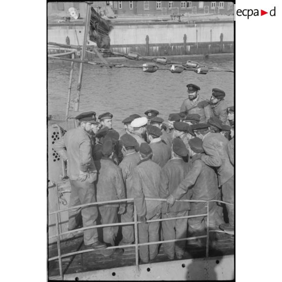 A Wilhelmshaven, l'équipage de l'U-29 et son commandant sur le pont du sous-marin.