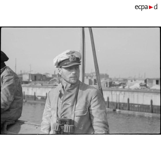 Le Kapitänleutnant Otto Schuhart, commandant du sous-marin U-Boot U-29 lors de son retour de croisière à Wilhelmshaven.