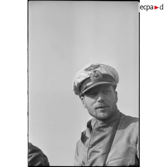 Le Kapitänleutnant Otto Schuhart, commandant du sous-marin U-Boot U-29 lors de son retour de croisière à Wilhelmshaven.