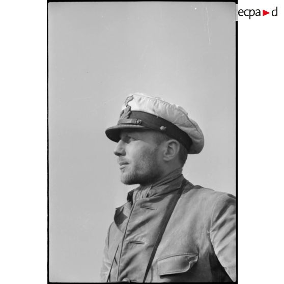 Le Kapitänleutnant Otto Schuhart, commandant du sous-marin U-Boot U-29 lors de son retour de croisière à Wilhelmshaven.