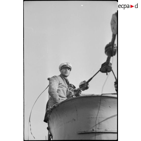 Le Kapitänleutnant Otto Schuhart, commandant du sous-marin U-Boot U-29 lors de son retour de croisière à Wilhelmshaven.