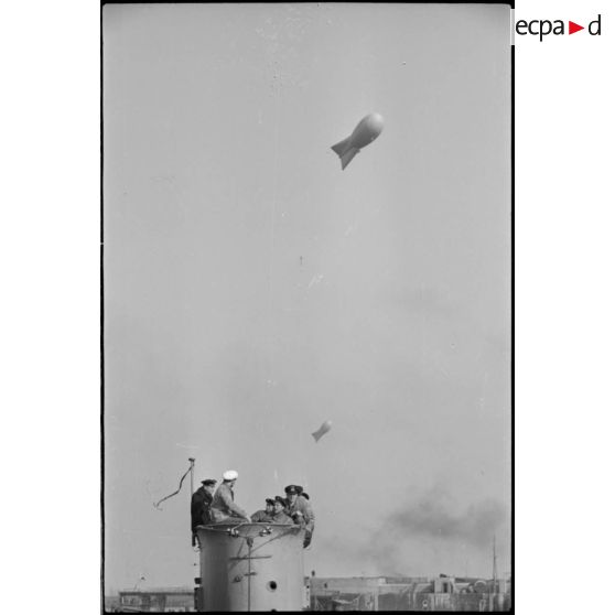 A Wilhelmshaven, le Kapitänleutnant Otto Schuhart, lors du retour de l'équipage du sous-marin U-29.