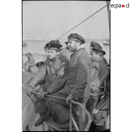 A Wilhelmshaven, l'équipage de l'U-29 et son commandant sur le pont du sous-marin.