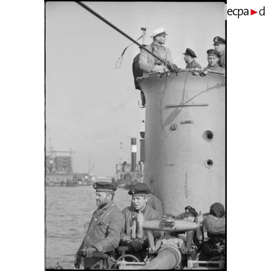 A Wilhelmshaven, l'équipage de l'U-29 et son commandant sur le pont du sous-marin.