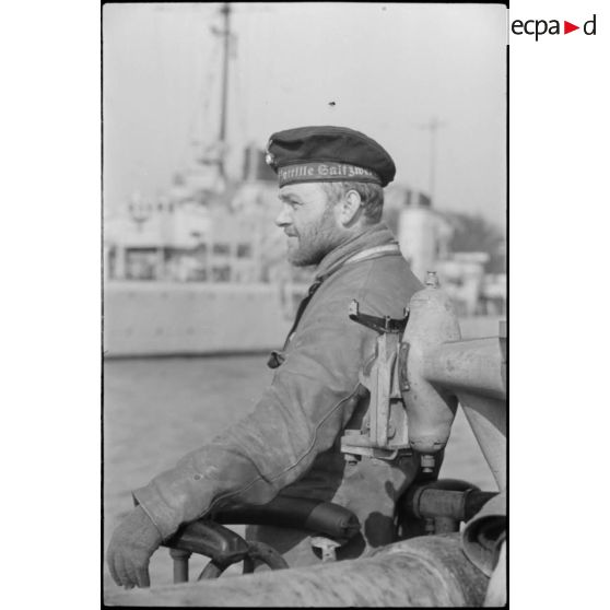 De retour de mission du U-29 à Wilhelmshaven, portrait d'un sous-marinier sur le pont du navire.