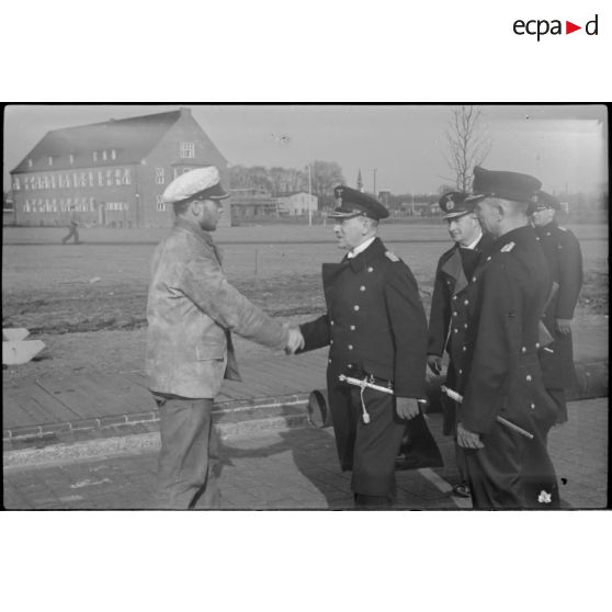 A Wilhelmshaven, la rencontre du Kapitänleutnant Otto Schuhart, commandant du sous-marin U-29, avec les amiraux de la Kriegsmarine Raeder et Doenitz.