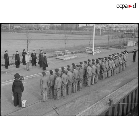 A Wilhelmshaven, l'équipage de l'U-29, aligné sur le quai où est amarré leur sous-marin, écoute le discours du Grossadmiral Raeder.