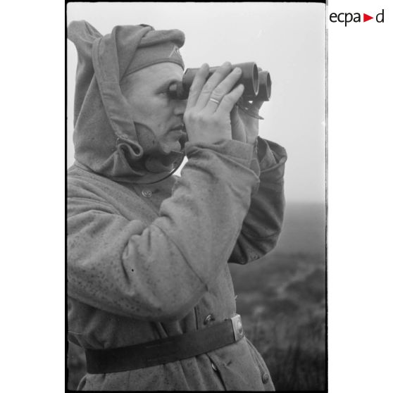 Un soldat de l'artillerie de marine scrute l'horizon dans son poste d'observation côtier.