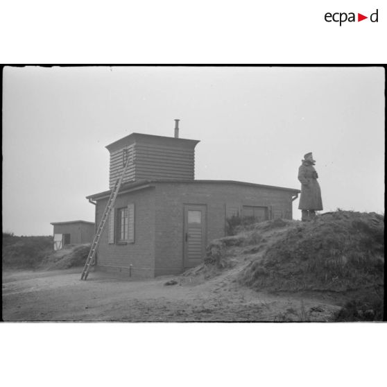 Un soldat de l'artillerie de marine scrute l'horizon dans son poste d'observation côtier.