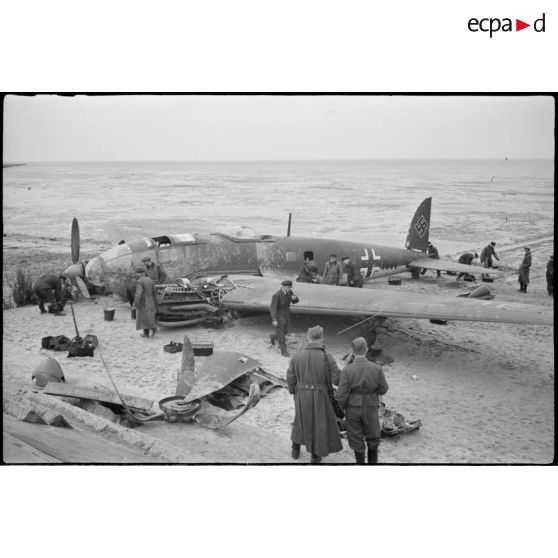 Ce bombardier Heinkel He 111H 2.KG26 de retour de Scapa-Flow a fait un atterrissage sur une plage à l'ouest de Cuxhaven (20 mars 1940) à  bord, un seul aviateur décède lors de l'atterrisage forcdé, il s'agit de Hans Baehr.