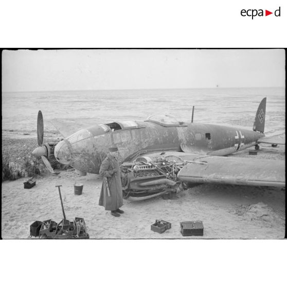 Ce bombardier Heinkel He 111H 2.KG26 de retour de Scapa-Flow a fait un atterrissage sur une plage à l'ouest de Cuxhaven (20 mars 1940) à  bord, un seul aviateur décède lors de l'atterrisage forcdé, il s'agit de Hans Baehr.