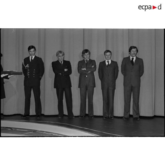 Pendant les félicitations de droite à gauche : Jean Rochefort, comédien, Pierre Schoendoerffer, réalisateur, Jacques Perrin, comédien, et Raoul Coutard, chef opérateur.