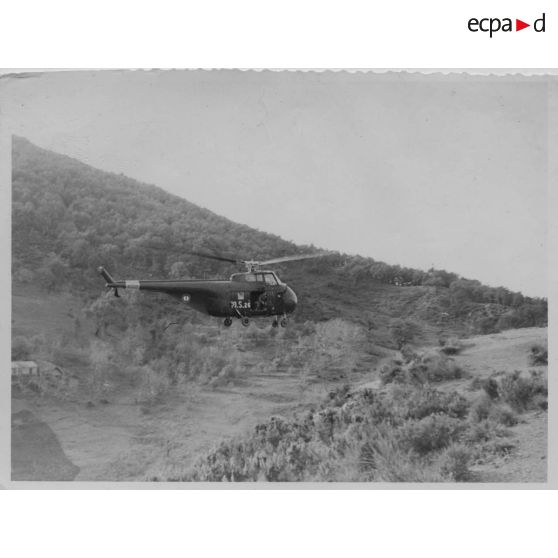 Membres de l'escadron de reconnaissance du 1er RCP [régiment de chasseurs parachutistes] que Papa [Jean Assémat] créa en 1955. [légende inscrite au dos de la photographie]