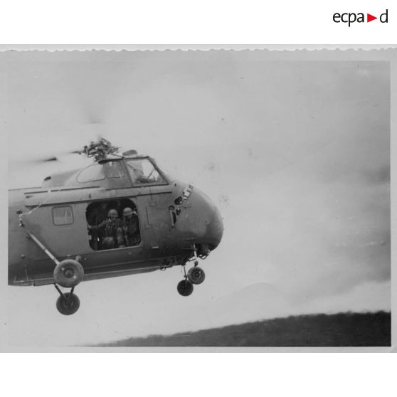 Membres de l'escadron de reconnaissance du 1er RCP [régiment de chasseurs parachutistes] que Papa [Jean Assémat] créa en 1955. [légende inscrite au dos de la photographie]