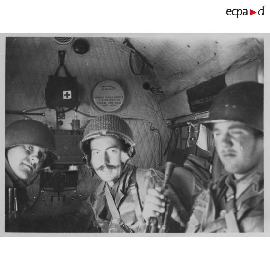 Membres de l'escadron de reconnaissance du 1er RCP [régiment de chasseurs parachutistes] que Papa [Jean Assémat] créa en 1955 : Bandour - Brosseau. [légende inscrite au dos de la photographie]