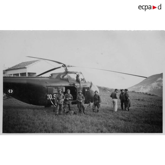 Membres de l'escadron de reconnaissance du 1er RCP [régiment de chasseurs parachutistes] que Papa [Jean Assémat] créa en 1955. [légende inscrite au dos de la photographie]