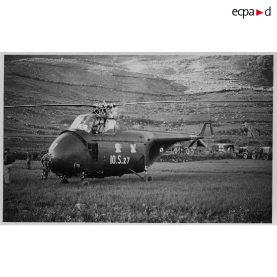 Membres de l'escadron de reconnaissance du 1er RCP [régiment de chasseurs parachutistes] que Papa [Jean Assémat] créa en 1955. [légende inscrite au dos de la photographie]