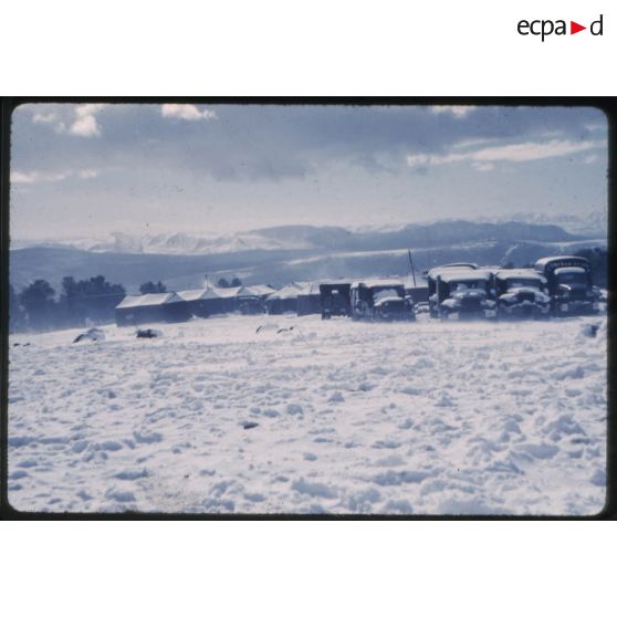 Forêt de Tamesguida, campement 2/13 RDP [régiment de dragons parachutistes]. Janvier 1961. [légende d'origine]