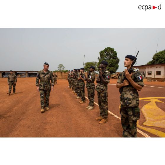 Le général de brigade Eric Bellot des Minières, commandant la force Sangaris, passe en revue les tirailleurs du 1er RT du GTIA (groupement tactique interarmes) Turco, dans le cadre de sa visite sur la POD (plateforme oéprationnelle défense) de Bambari.