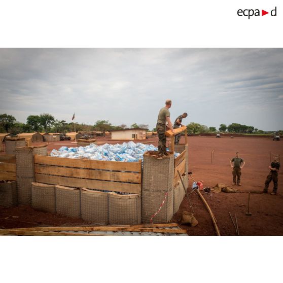 Soldats du 3e RG installant la partie supérieure d'un structure, lors d'une intervention auprès du GTIA (groupement tactique interarmes) Turco, afin de procéder aux réparations des installations de l'aérodrome de Bambari détruites suite au passage d'une tempête.