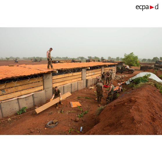 Soldats du 3e RG consolidant la toiture d'un bâtiment lors d'une intervention auprès du GTIA (groupement tactique interarmes) Turco, afin de procéder aux réparations des installations de l'aérodrome de Bambari détruites suite au passage d'une tempête.