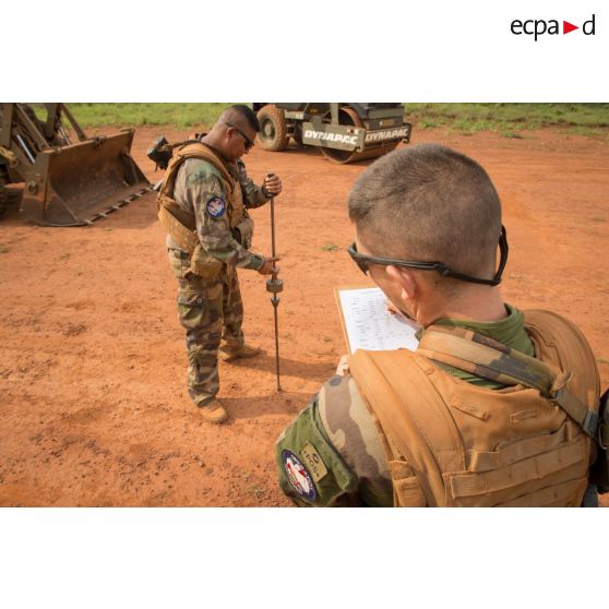 Soldats du 25e RGA du détachement logistique du GTIA (groupement tactique interarmes) Turco, mesurant au moyen d'un pandito (pénétromètre dynamique ultra léger) le coefficient de portance de la piste de l'aérodrome de la POD (plateforme opérationnelle défense) de Bambari, lors des travaux d'entretien à effectuer.