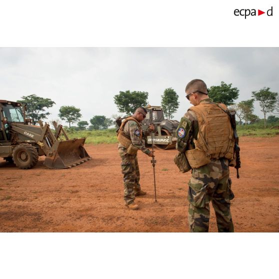 Soldats du 25e RGA du détachement logistique du GTIA (groupement tactique interarmes) Turco, mesurant au moyen d'un pandito (pénétromètre dynamique ultra léger) le coefficient de portance de la piste de l'aérodrome de la POD (plateforme opérationnelle défense) de Bambari, lors des travaux d'entretien à effectuer.