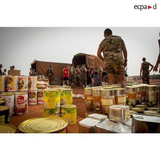 Des soldats du GTIA (groupement tactique interarmes) Turco déchargent des produits alimentaires depuis un camion GBC 180, aux abords de la POD (plateforme opérationnelle défense) de Bambari.