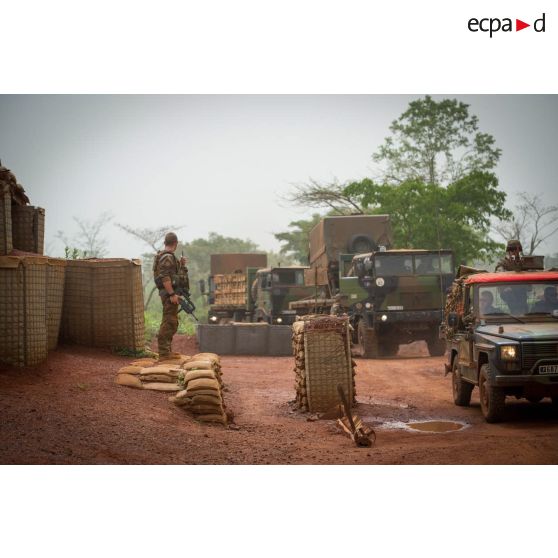 Sous le regard d'un soldat du GTIA (groupement tactique interarmes) Turco, un convoi logistique de camions TRM-10000 (toutes roues motrices) entre dans la POD (plateforme opérationnelle défense) de Bambari, lors d'un ravitaillement au profit des éléments sur place.