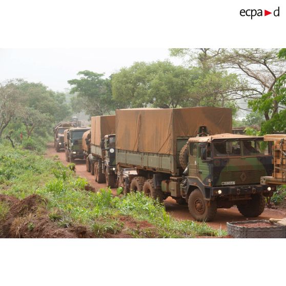 Une colonne de camions formant un convoi logistique entre dans la POD (plateforme opérationnelle défense) de Bambari, lors d'un ravitaillement au profit des éléments du GTIA (groupement tactique interarmes) Turco.