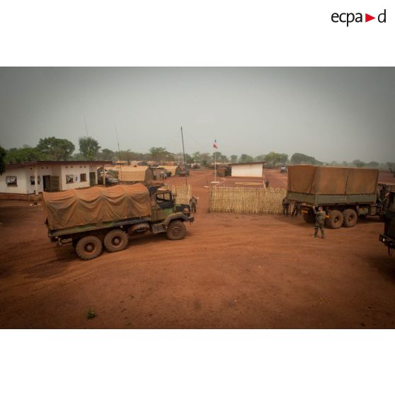 Deux camions GBC 180 et TRM-10000 (toutes roues motrices) faisant parti d'un convoi logistique, stationnent aux abords de la place d'armes de la POD (plateforme opérationnelle défense) de Bambari, lors d'un ravitaillement au profit des éléments du GTIA (groupement tactique interarmes) Turco.