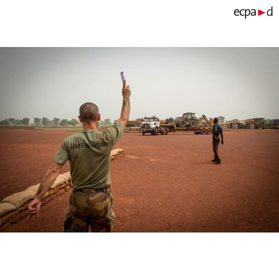 Un tracteur Routier CBH-385 chargé d'un bulldozer de type EGRAP (engin du génie rapide de protection) arrive en stationnement sur la POD (plateforme opérationnelle défense), en prévision du déchargement de matériel, lors d'un ravitaillement au profit des éléments du GTIA (groupement tactique interarmes) Turco.