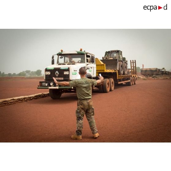 Un tracteur Routier CBH-385 chargé d'un bulldozer de type EGRAP (engin du génie rapide de protection) arrive en stationnement sur la POD (plateforme opérationnelle défense), en prévision du déchargement de matériel, lors d'un ravitaillement au profit des éléments du GTIA (groupement tactique interarmes) Turco.