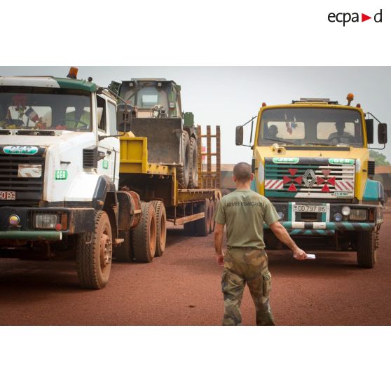 Deux tracteur Routier GBH-385 chargés d'un bulldozer de type EGRAP (engin du génie rapide de protection) arrivent en stationnement sur la POD (plateforme opérationnelle défense), en prévision du déchargement de matériel, lors d'un ravitaillement au profit des éléments du GTIA (groupement tactique interarmes) Turco.