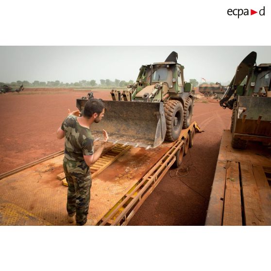 Déchargement de bulldozers de type EGRAP (engin du génie rapide de protection) depuis la plateforme de tracteurs routiers CBH-385 sur l'aérodrome de Bambari, par les soldats du GTIA (groupement tactique interarmes) Turco.