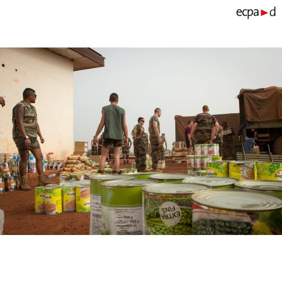 Des soldats du GTIA (groupement tactique interarmes) Turco déchargent des produits alimentaires depuis un camion GBC 180, aux abords de la POD (plateforme opérationnelle défense) de Bambari.