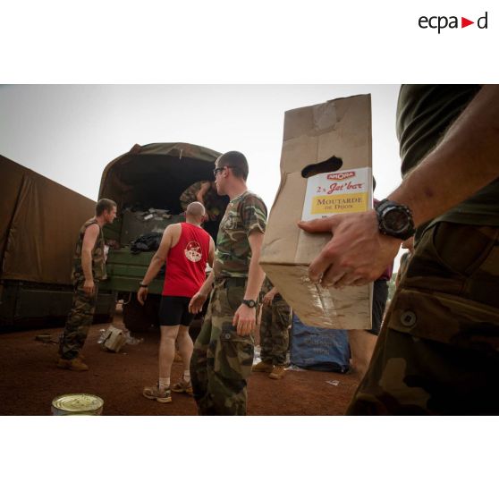 Des soldats du GTIA (groupement tactique interarmes) Turco déchargent des produits alimentaires depuis un camion GBC 180, aux abords de la POD (plateforme opérationnelle défense) de Bambari.