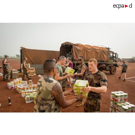 Des soldats du GTIA (groupement tactique interarmes) Turco déchargent des produits alimentaires depuis un camion GBC 180, aux abords de la POD (plateforme opérationnelle défense) de Bambari.