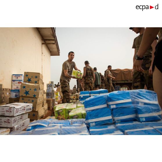 Des soldats du GTIA (groupement tactique interarmes) Turco déchargent des produits alimentaires depuis un camion GBC 180, aux abords de la POD (plateforme opérationnelle défense) de Bambari.