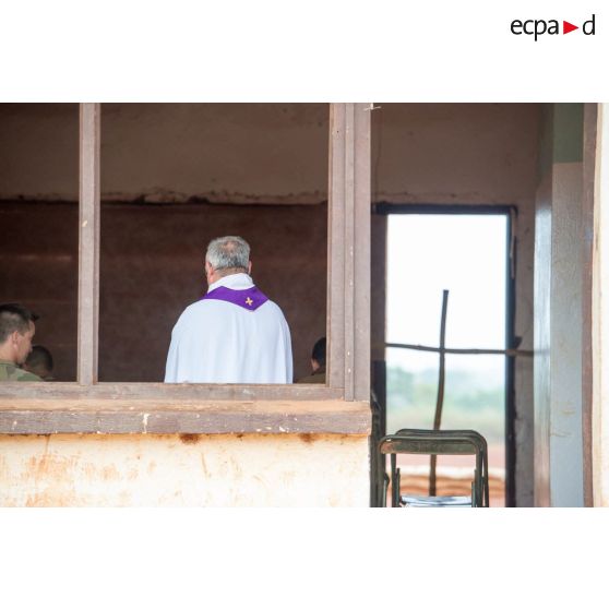 Office religieux célébré par le père Xavier Chojecki, aumônier militaire catholique, pour le GTIA (groupement tactique interarmes) Turco, sur la POD (plateforme opérationnelle défense) de Bambari.