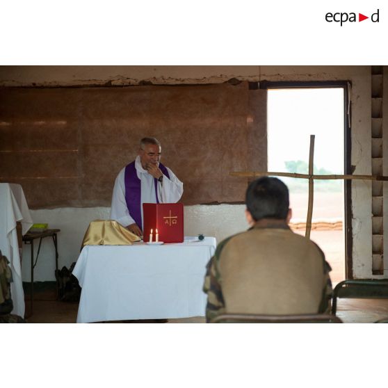 Office religieux célébré par le père Xavier Chojecki, aumônier militaire catholique, pour le GTIA (groupement tactique interarmes) Turco, sur la POD (plateforme opérationnelle défense) de Bambari.