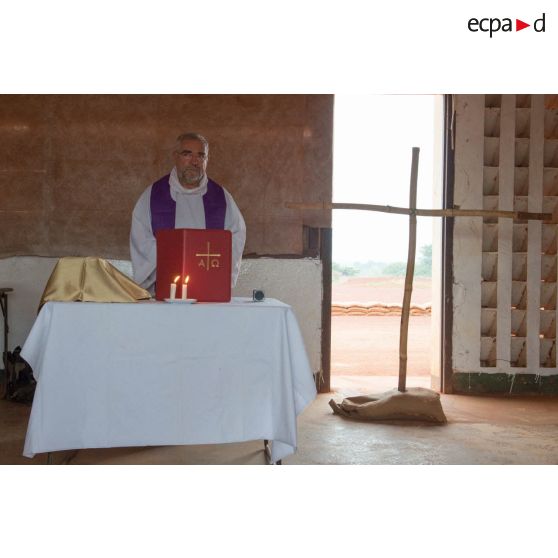 Office religieux célébré par le père Xavier Chojecki, aumônier militaire catholique, pour le GTIA (groupement tactique interarmes) Turco, sur la POD (plateforme opérationnelle défense) de Bambari.